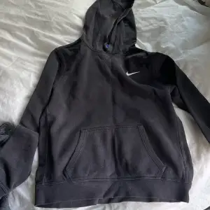 Nike grå hoodie i storleken S. Skriv för mer bilder/info!