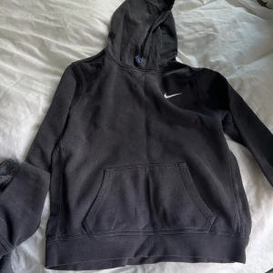 Nike hoodie  - Nike grå hoodie i storleken S. Skriv för mer bilder/info!