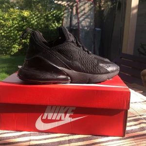 Nike air Max 270 - Hej folket! Säljer mina Nike 270 nu för att de har blivit för små. Inte mycket använda. Skick:9/10 Bara skriv om ni har några funderingar! Priset kan diskuteras🫶