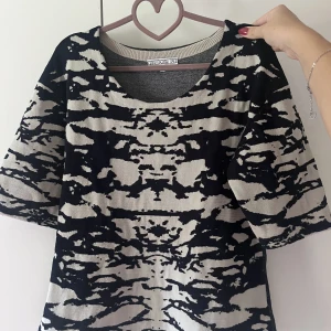 Dagmar tröja mönster - Cool stickad kortärmad tröja från dagmar storlek M