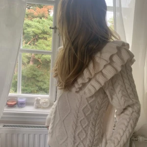 Stickad volang tröja!🤩🍾🥰 - Nu säljer jag min super fina tröja från Only!😽 Den köptes hösten 2022 och har används mycket men är fortfarande i bra skick.💕 Säljer den för att den inte kommer till lika mkt användning längre pga att jag har köpt nya kläder!!🥰🥂 Säljs inte längre<3 