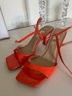 Orange klackar  - Använda 1 gång, neon orange i blankt material, storlek 38. 