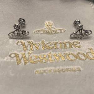 Vivienne Westwood örhängen  superfint.  den har alla rätt märken. Dm mig för erbjudanden eller frågor eller bilder du vill ha. 