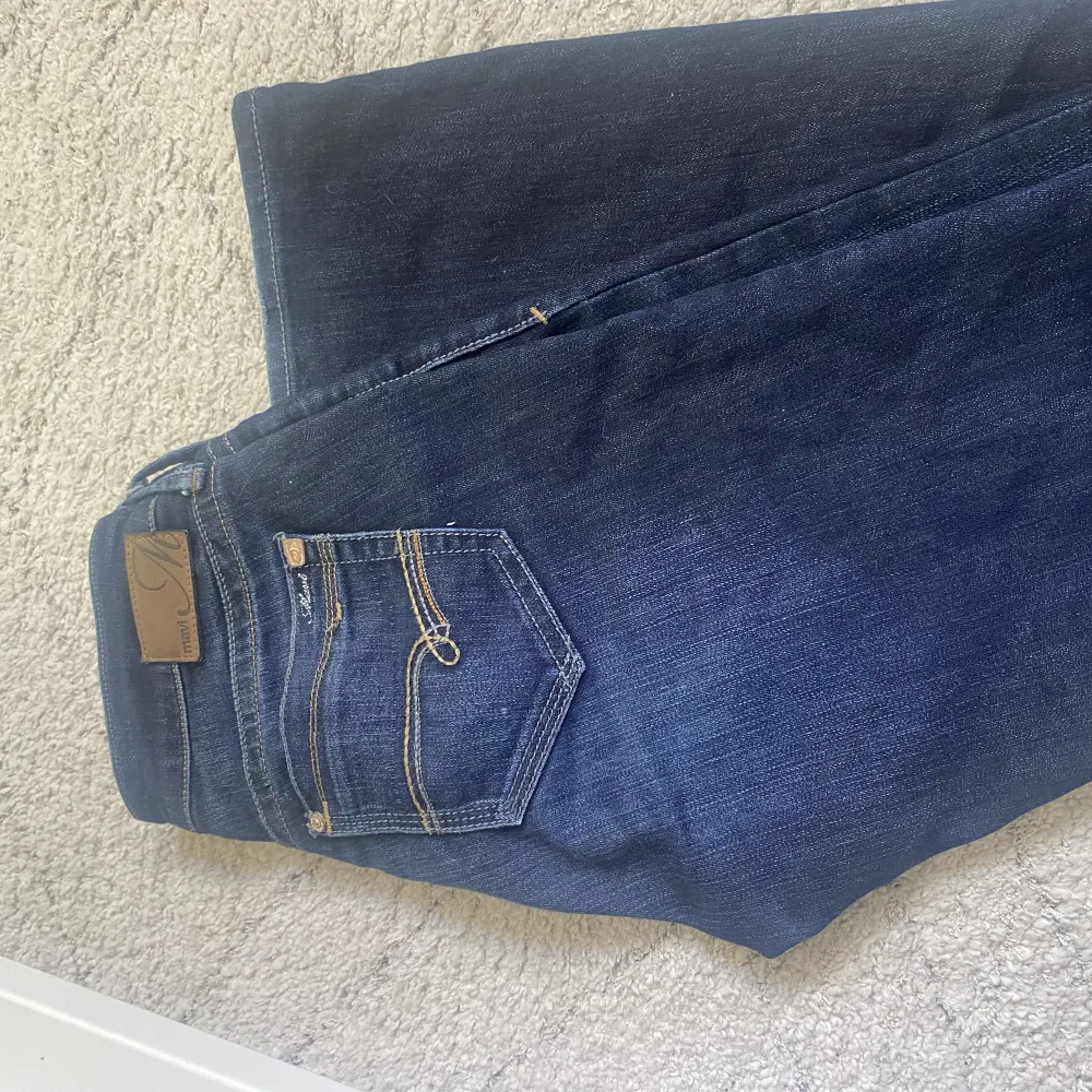 Säljer dessa mörkblåa Mavi jeans i modellen Bella, är 169 cm!. Jeans & Byxor.
