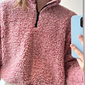 Urban Ourfitter tröja - Varm Urban Outfitter tröja, jätteskön. Runt midjan kan bredden på tröjan justeras. Storlek medium men kan passa en person som har small. 