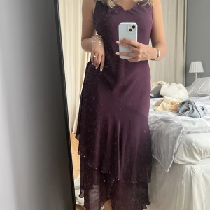 Lila klänning - super fin klänning som påminner om 00-talet från kappahl men köpt second hand🫶🏼🫶🏼 storlek M, volanger mot slutet och blommor vid kragen