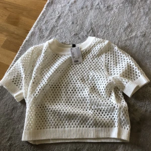 Vit hm tröja - Helt ny oanvänd tröja från hm.