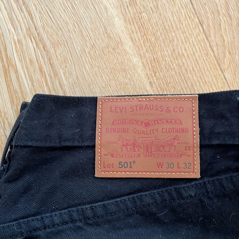 Skit snygga Levis jeans 50-, storlek W30/L32, endast använda 2 gånger så väldigt sjyssta och inga tecken på användning. Köpta för 1200kr säljer för 700+frakt, pris kan diskuteras vid snabb affär.. Jeans & Byxor.