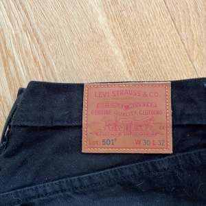 Levis jeans - Skit snygga Levis jeans 50-, storlek W30/L32, endast använda 2 gånger så väldigt sjyssta och inga tecken på användning. Köpta för 1200kr säljer för 700+frakt, pris kan diskuteras vid snabb affär.