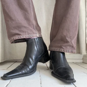 Cowboyboots skinn - Låga skinnboots i läder med resår i sidorna. I mycket bra skick.