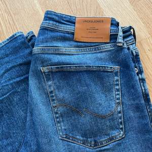 Skit snygga jeans från Jack & Jones , storlek 30/34. Riktigt sjyssta och inga defekter, använda ett fåtal gånger. 