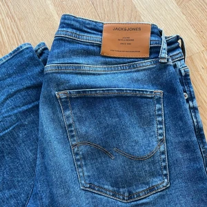 Jack & Jones jeans - Skit snygga jeans från Jack & Jones , storlek 30/34. Riktigt sjyssta och inga defekter, använda ett fåtal gånger. 