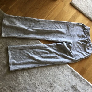 Gråa byxor - Gråa byxor från Shein. Ganska använda men ändå fräscha, lite noppriga. Storlek 158 men passar xs 