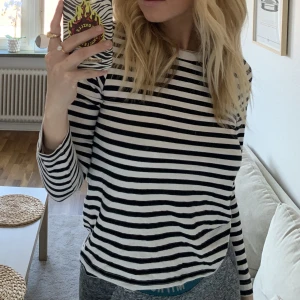 Randig söt tröja - Super söt randig tröja från weekday! Storlek 34, är själv mer en 36, Men passar både och! 