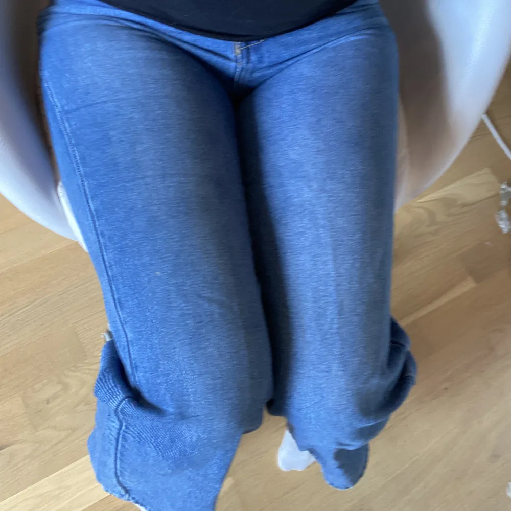 Highwaist, medelblå jeans som är lite utsvängda.. Jeans & Byxor.