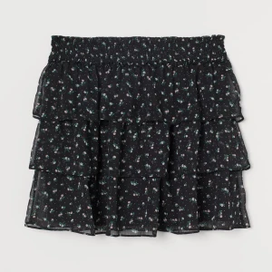 Volangkjol - En så söt kjol med volanger, köpt på hm för två år sedan! Väldigt bra skick💕