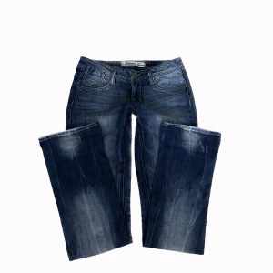 Lågmidjade Y2K jeans  - Så snygga lågmidjade y2k byxor som sitter lite bootcut! midjemåttet: 38cm tvärsöver innerbenslängd: 81cm ! Har ingen bild på hur de sitter på då de är för små !  PS. Kolla igenom mitt konto ni kommer hitta många y2k och vintage plagg!