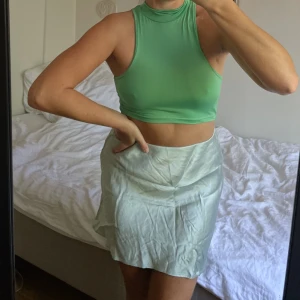 Grön croptopp  - Köpt från Pretty little thing🤍 Supersöt och somrig men kommer inte till användning 💚