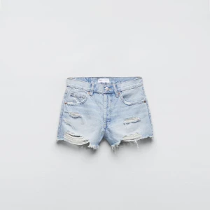 Zara shorts  - Säljer ett par liknande zara shorts som köptes förra året men knappt kommit till användning då dom är för stora för mig, kom privat för fler bilder💗