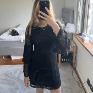 Spets klänning - Spetsklänninh med volang armar från Sisters Piont. Nypris 1000 kr, säljer för 300 kr. Använd en gång🤍