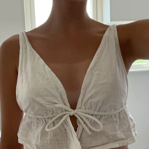 Linne topp - En kort vit linne Topp från BikBok.