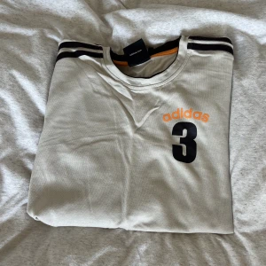 Adidas longsleeve  - Vintage adidas longsleeve som är i strl s. Den passar m ändå eftersom att det är herrstorlek. Pris kan diskuteras. Skriv privat för fler bidler eller frågor.