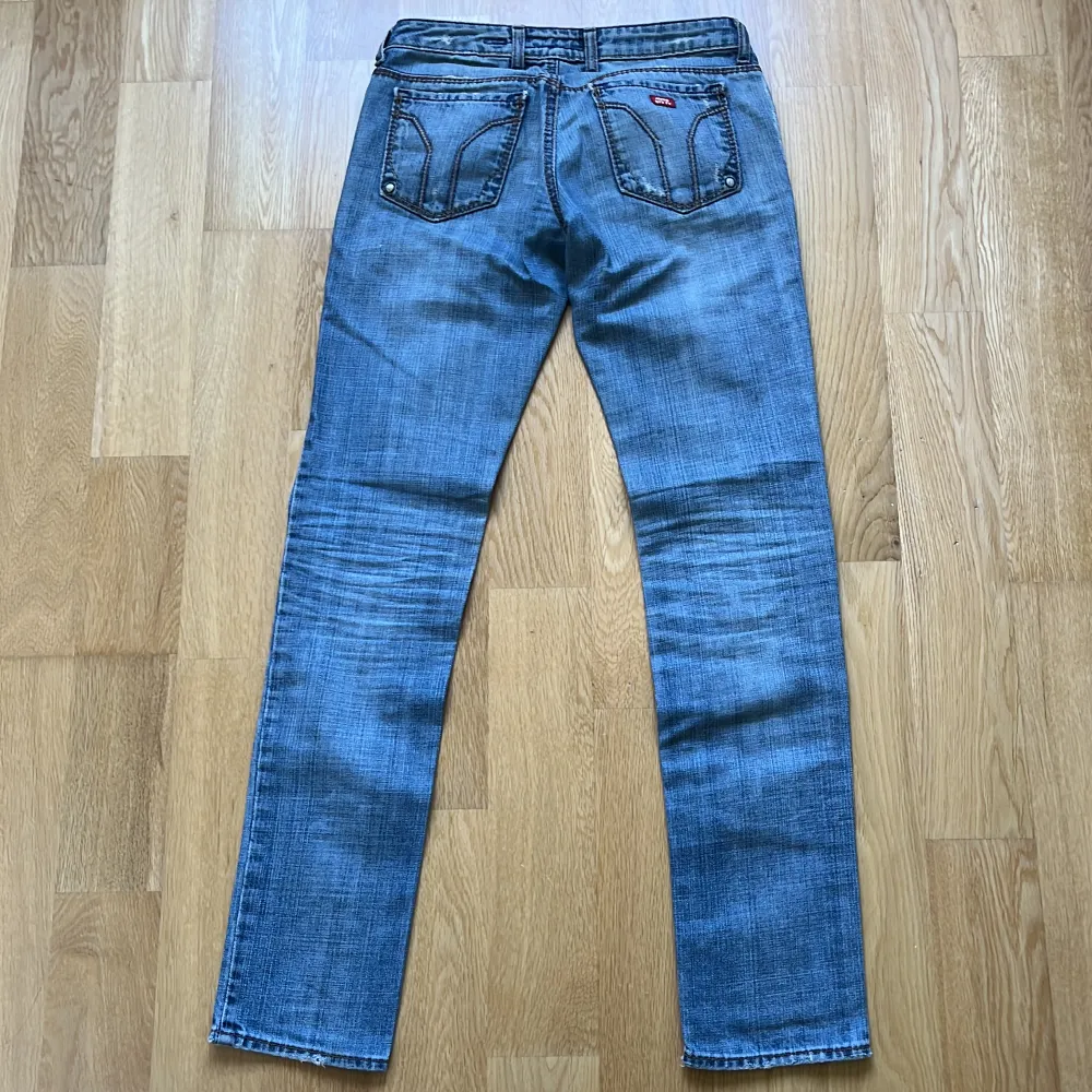 Lågmidjade jeans, modellen i säg har slitningar, jeansen är i bra skick och lite kortare (jeansen ska sitta lite lösare”. Jeans & Byxor.