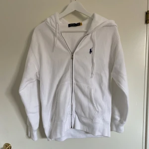 ralph lauren zip-up - säljer denna fina zip-hoodie i strl m (liten i strl, jag bär vanligtvis s☺️). priset går att diskutera i samband med snabb och smidig affär!
