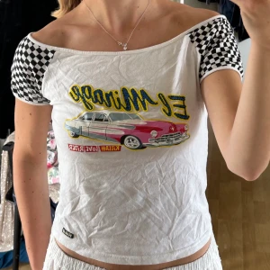 Offshoulder vintage graphic topp - Så cool graphic topp!! Texten på toppen är 3D pärlad. Den har lite mossfärgning under båda ärmarna (se bild 3) men inget som syns när man har på sig den. Jag har inte försökt få bort fläckarna speciellt mycket så det kan gå att tvätta bort om det stör😊