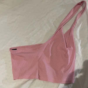 Rosa halterneck  - Gullig rosa halterneck, använd en gång 