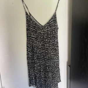 Svart sommarklänning  - Enkel klänning på väg till stranden eller till vardagen 