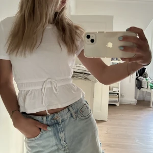T-shirt topp från Zara  - Söt vit t-shirt topp med dragsko och knytning. Knappt använd och passar till allt☀️ storlek S 