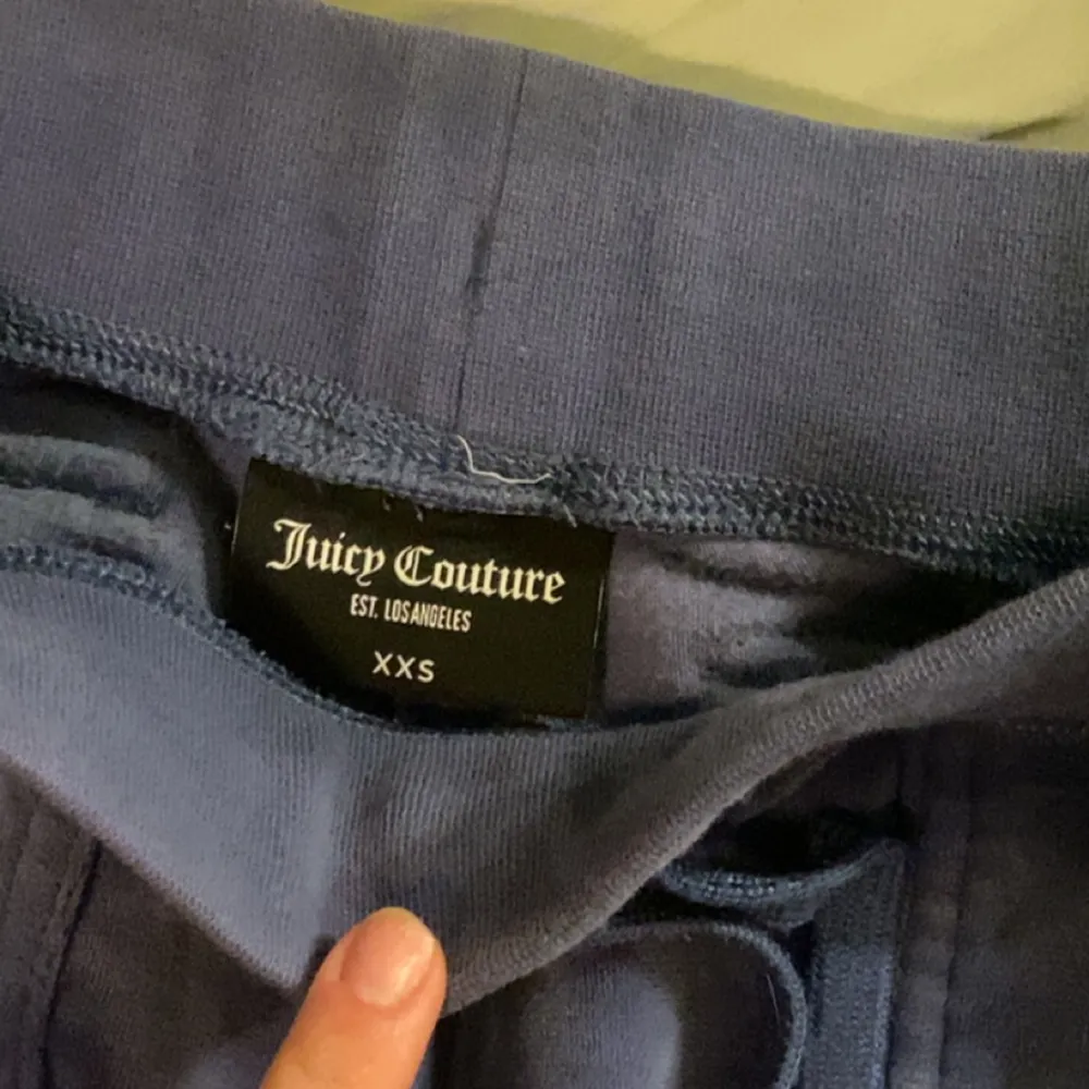 Juicy couture byxor i den populära färgen grey blue. Dem är lite använda men har inga defekter och har blivit tvättade en gång . Skriv om ni är intresserade. Pris kan diskuteras vid direkt köp😊. Jeans & Byxor.