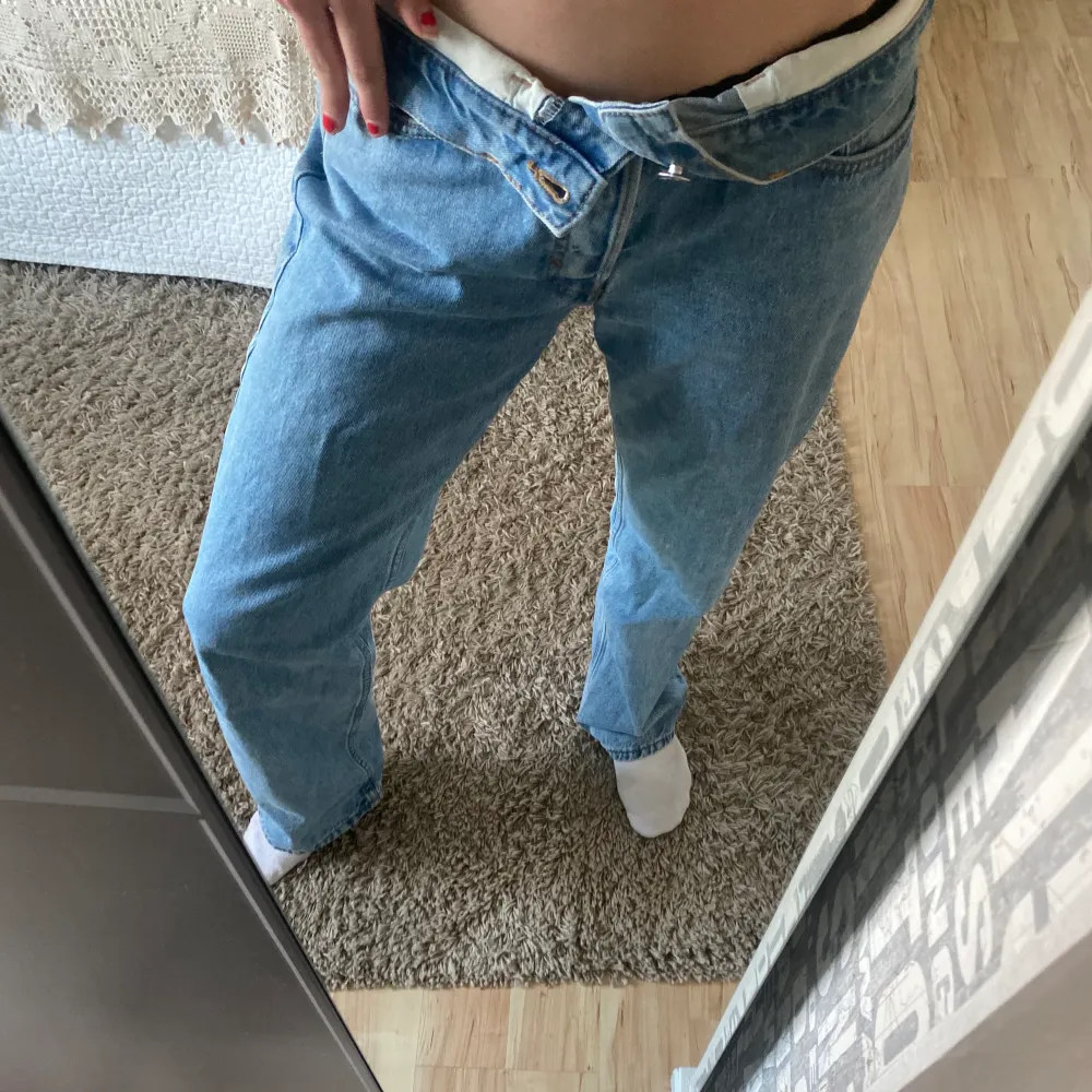 Ett par skit snygga jeans från weekday. Skit balla med neddragen midja hela vägen runt. Använda få gånger så är i fint skick. Är tyvärr lite stora på mig där av säljer jag de! . Jeans & Byxor.