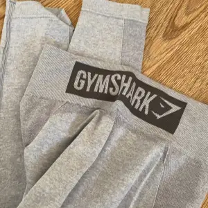 Tights från gymshark. Med text där bak