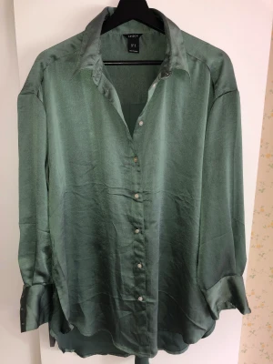 Grön silkeskjorta oversize - En härligt sval silkesskjorta, perfekt att bära på sommaren!  Grön  Oversize  