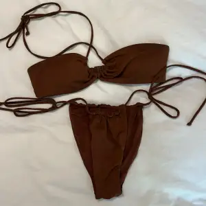 Brun bikini ifrån Zara förra året, väldigt cheeky men går tar justera själv! Väldigt bra skick! Storlek S   Kolla gärna mina andra bikinis🫶