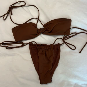 Brown bikini ZARA - Brun bikini ifrån Zara förra året, väldigt cheeky men går tar justera själv! Väldigt bra skick! Storlek S   Kolla gärna mina andra bikinis🫶