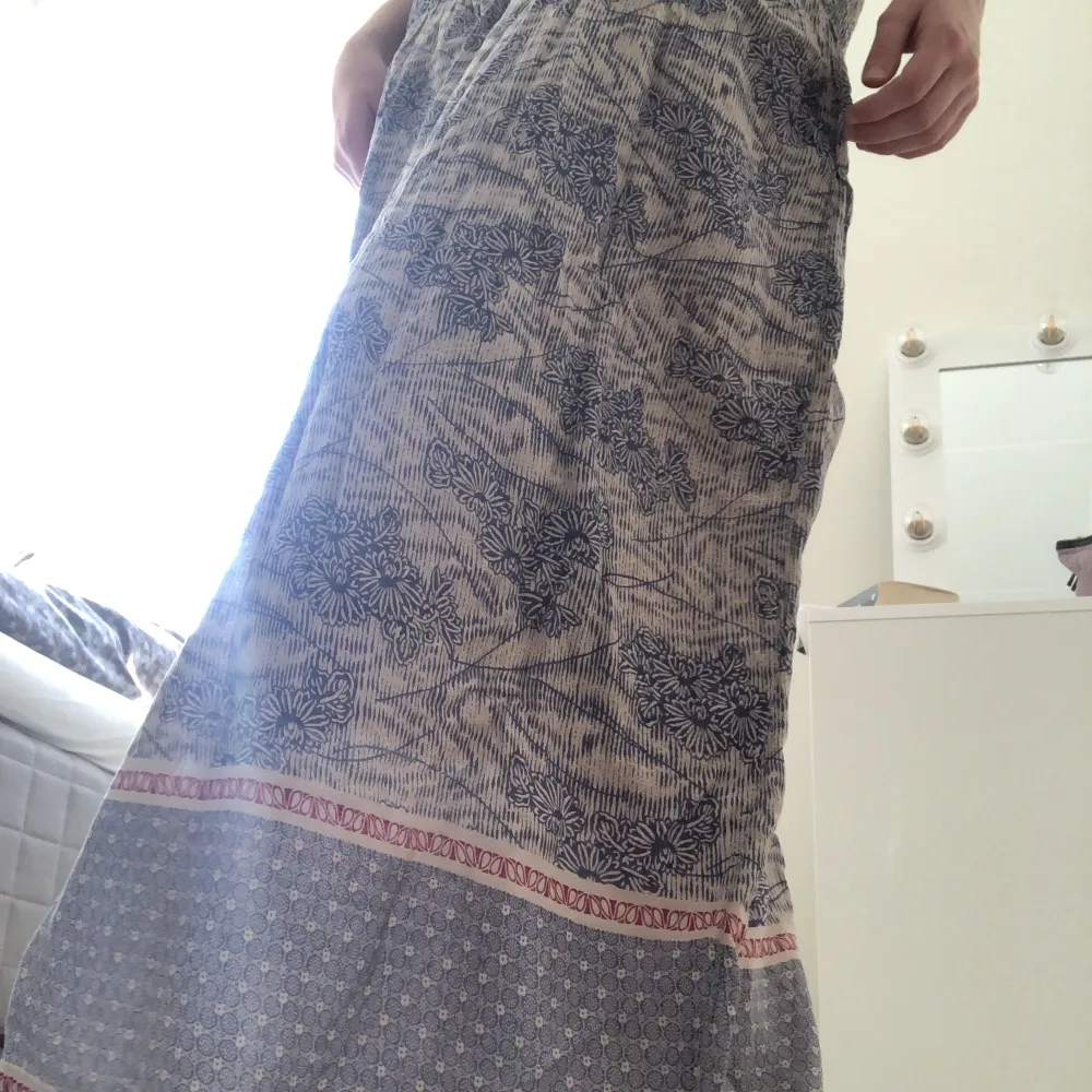 lång kjol med jättefint mönster❤️ funkar både hög och lågmidjat. Pris kan diskuteras!. Kjolar.