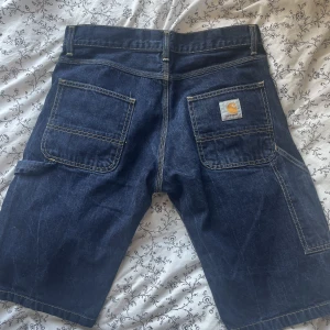 Carhartt wip bermuda shorts - Carhartt shorts i nyskick av modellen WIP bermuda. Säljer åt min pappa som råkade köpa i fel storlek. Nypris ca 1000 kr. 