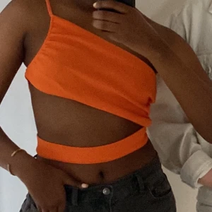 Orange topp - Fin sommar topp som har använts en gångs, säljs på grund av den inte används. Både M och L kan använda den 