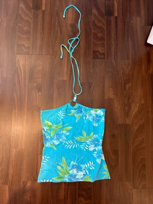 Topp - Jätte söt mönstrad topp i storlek 40 som motsvarar M, men passar perfekt på mig som är S men även bra på XS. Jätte fint skick då den knappast är använd 😁