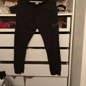 Nike mjukisar  - Fina Nike mjukisar som passar perfekt på mig ( är 160 med normal tjocka ben ig) och Nike märket har alla diamanter kvar.