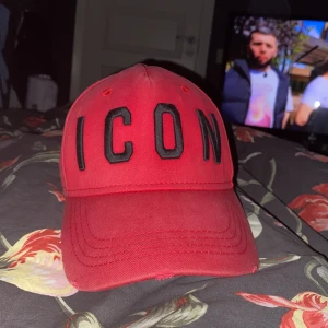 Dsquared2 icon keps - Fin och bra omhändertagen keps. Priset går inte att pruta ner då det redan är rimligt 