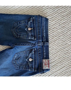 True Religion - Köpta här på plick för inte så länge sen, väljer att sälja dem för att dem inte kommer till användning längre. Dem sitter perfekt i midjan för mig som är en XS-S 34 . Jag är 1,63 och dem är nästan perfekt i längden lite långa, köpta för 900kr. Pris kan di