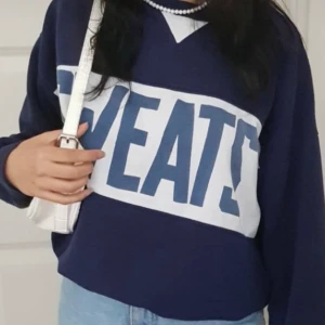 Collegetröja  - En marinblå vintage collegetröja sweatshirt. Har ett litet hål vid handleden💓