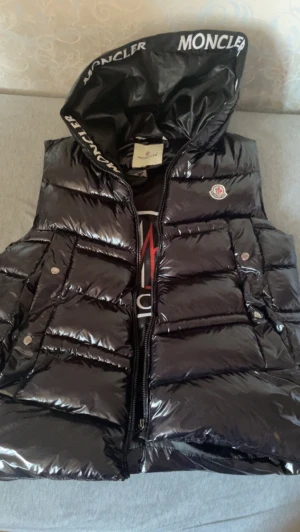 Moncler väst  - En fin moncler väst. Använd ett par gånger. Skön och passar alla olika stilar. Perfekt nu inför sommarkvällar. Mer bilder kan skickar vid önskan 