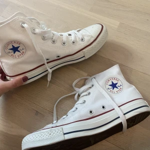 Converse - Säljer dessa vita converse höga i strl 39. Endast använda en gång pga gillar mina svarta mer! 