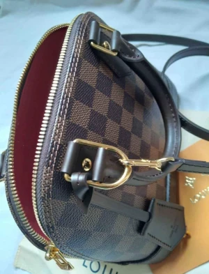 Louis Vuitton  - Je met en vente mon sac louis Vuitton avec tous les accessoires d'origine 