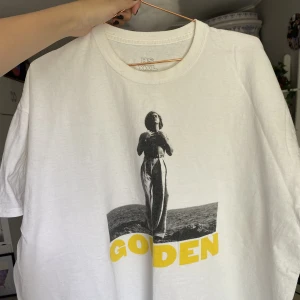 harry styles t-shirt - harry styles t-shirt! köpt från hans hemsida💛lite fläckar/missfärgning runt kragen, kan försöka tvätta igen och se om det går bort!! 